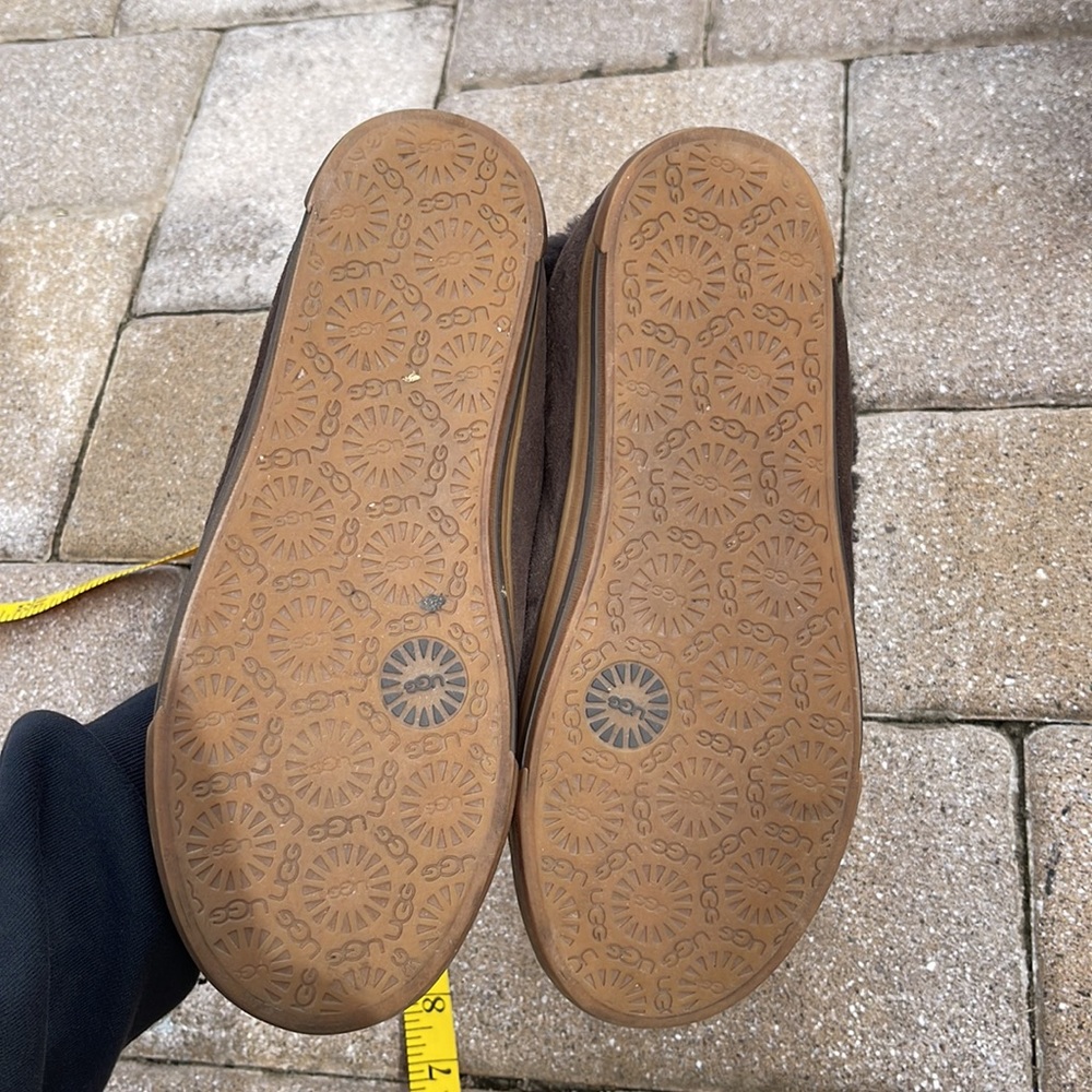 UGGS - Picture 2 of 7